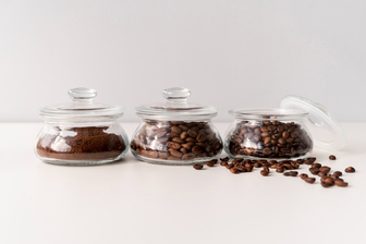 Герметичні контейнери та прохолодне місце: як правильно зберігати каву вдома