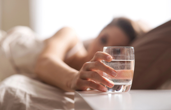 7 причин, чому випити склянку теплої води вранці — найкраще рішення для вашого здоров’я