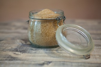 Смачніше, дешевше, свіжіше: простий рецепт домашнього коричневого цукру