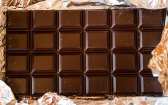 Їстівний чи ні: що ховається за білим нальотом на шоколаді