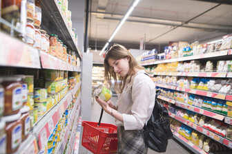 Эти фразы на этикетках продуктов вводят в опасное заблуждение: развенчиваем мифы о «здоровом» питании