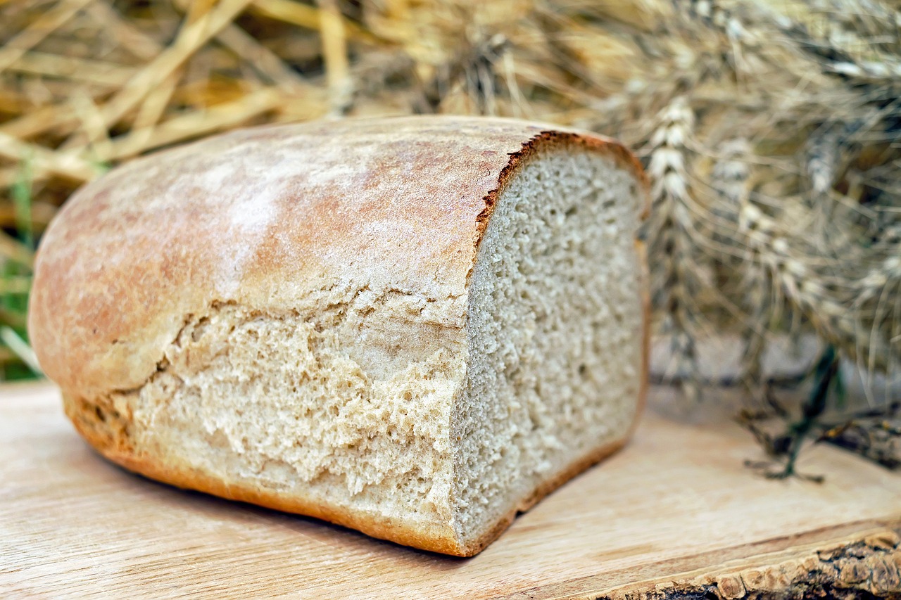 У холодильнику чи в хлібниці? Як і де правильно зберігати білий хліб
