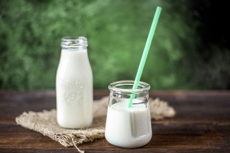 Секреты свежего молока: что сделать, чтобы напиток не прокисал быстро