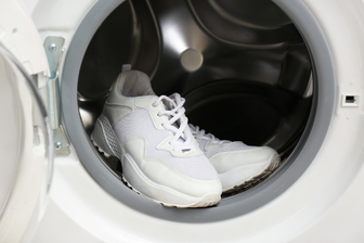 Верните блеск кроссовкам: как правильно их стирать в машинке, чтобы не повредить
