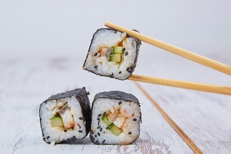 Как не отравиться суши: правила хранения и употребления