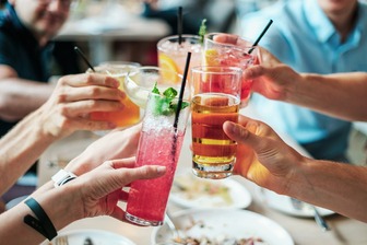Топовые алкогольные напитки на вечеринку: выбор и приготовление