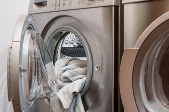 Грязная одежда в стиральной машинке: можно ли хранить