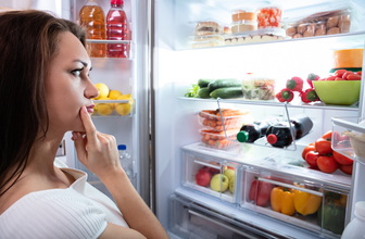 Храните правильно: продукты, которые нельзя держать в дверце холодильника