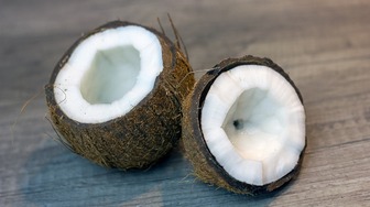 Ласощі з тропіків: як правильно вибрати та відкрити кокос