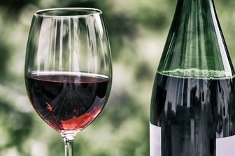 Для вечернего отдыха: где дешево купить красное вино