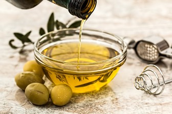 Корисна та легка: де найдешевше купити оливкову олію