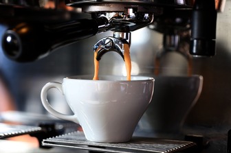 Вся правда про кофеїн: скільки його в улюблених напоях та як він впливає на організм