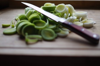 Затачиваем нож: 5 простых способов сделать лезвие острым, как бритва, в домашних условиях