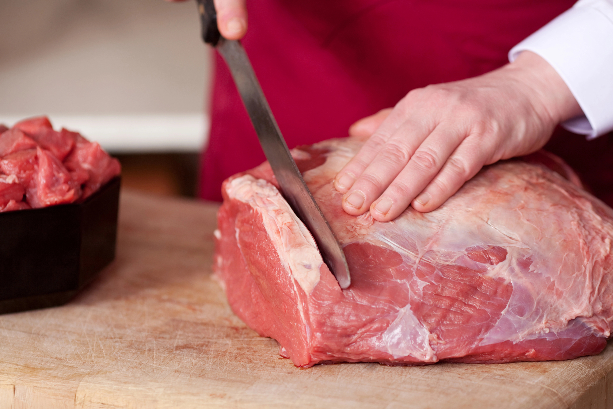 Секреты безупречной кухни: как легко нарезать мясо без шума и грязи