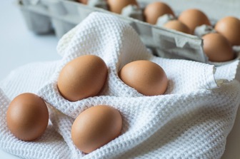 Вареные яйца без проблем: вот что нужно добавить в воду