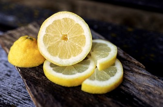 Не просто кислий фрукт: 4 дивовижні властивості лимона