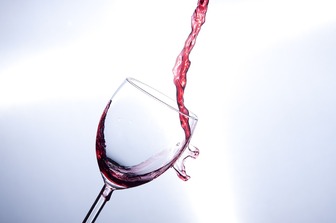 Как вывести пятна от красного вина: пошаговая инструкция