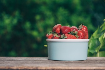 Как помыть клубнику: 4 простых способа сохранить свежесть и вкус
