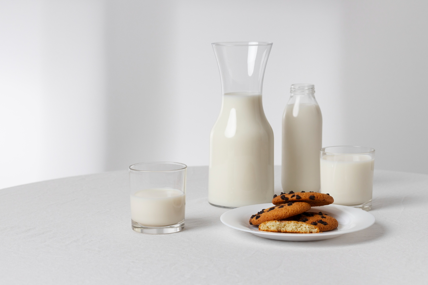 От здоровья костей до борьбы с депрессией: какая польза молока и кому следует ограничить употребление
