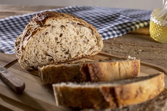 Как сохранить свежесть хлеба дольше: простой секрет с сельдереем и другие полезные советы