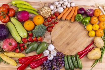 Які фрукти та овочі потрібно їсти зі шкіркою, а які обовʼязково почистити
