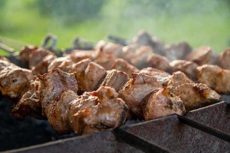Як правильно нарізати м’ясо для шашлику: майстерність шашличника