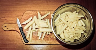Як зберегти очищену картоплю свіжою: прості та дієві методи