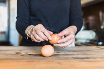 Скорлупа сама отшелушится: как почистить яйца за считанные минуты