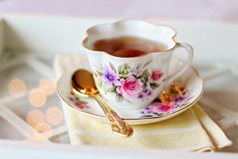 Разгадка радужной пленки на чае: вред или польза