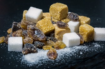 Білий та коричневий цукор: що вибрати для кулінарних шедеврів