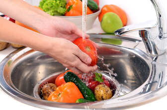 Защитите себя от вредных загрязнений: как правильно мыть фрукты и овощи