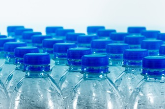 Чиста вода на випадок надзвичайної ситуації: як зберігати воду в пластикових пляшках