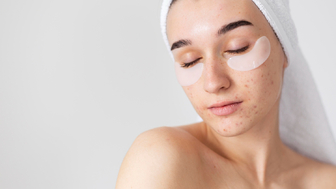 Підбір косметики для проблемної шкіри: які засоби допоможуть зменшити вугрі, плями і запалення