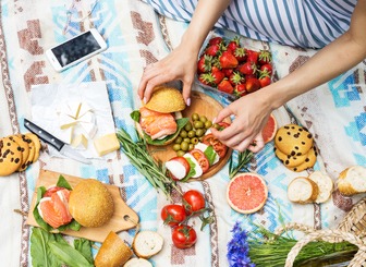 Вкусно и полезно: легкие закуски для летнего пикника