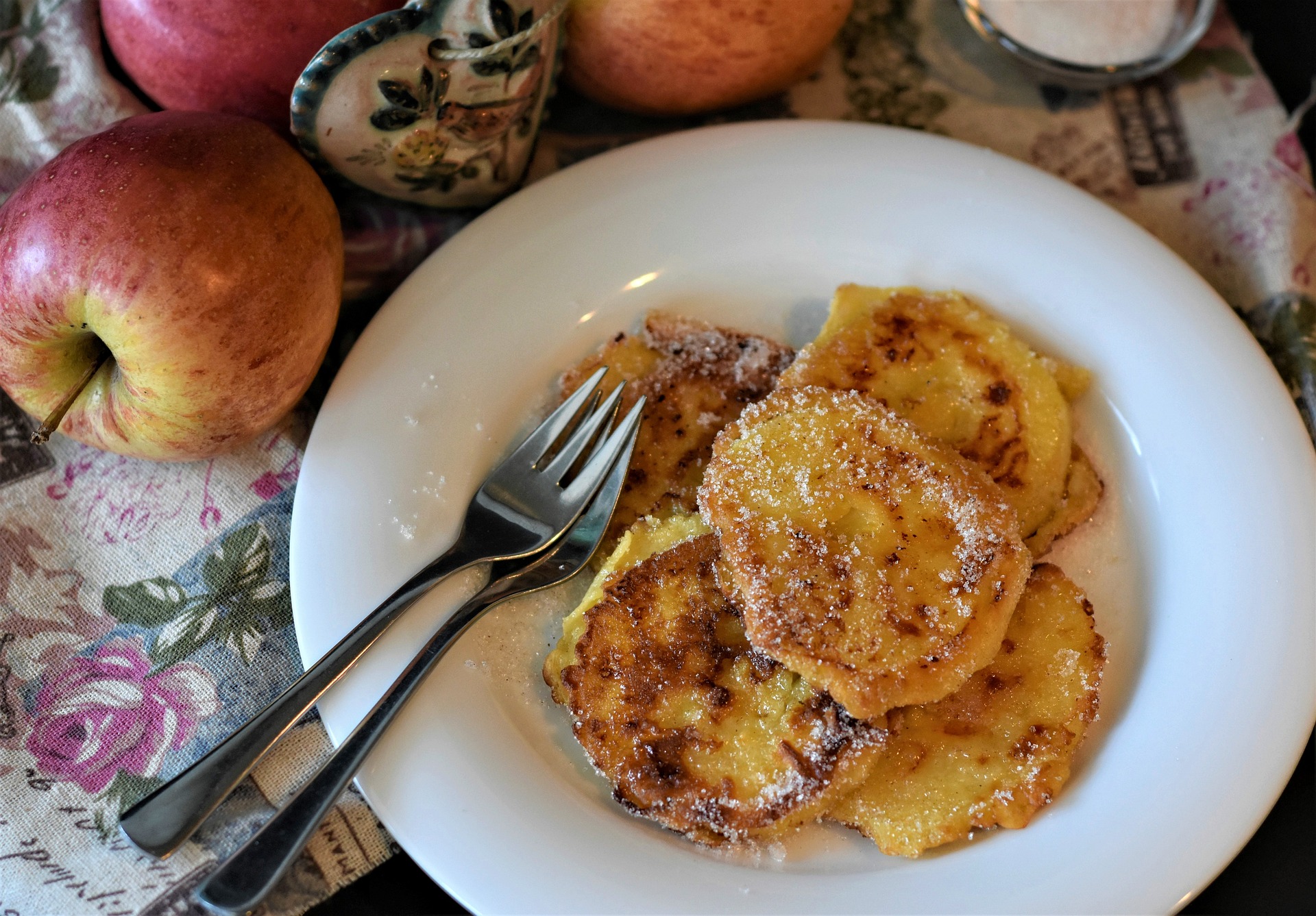 Оладьи с яблоками: идеи для вкусного завтрака